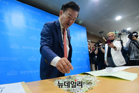 [포토] 파쇄된 투표용지 들고 나타난 민경욱 의원