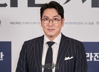 [포토] 멋진 수트핏 뽐내는 배우 조진웅