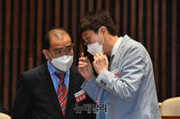 [포토] 대화 나누는 미래통합당 '태영호-김웅' 당선인