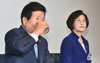 [포토] 물 마시는 박병석 국회의장 후보