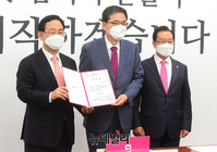 [포토] 임명장 받는  곽상도 위안부 할머니 피해 진상규명 TF 위원장