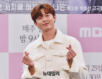 [포토] 이지훈 "예쁜 하트 받으세요"