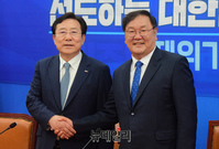 [포토] 악수 나누는 김태년-김기문