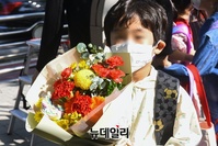 [포토] 꽃다발 들고 첫 등교하는 초등생
