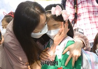 [포토] 초등학교 1·2학년 첫 등교, 아이들은 '설렘' 부모들은 '걱정'