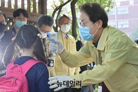 [포토] 초등학교 찾아 체온 측정하는 조희연 교육감