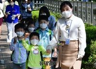 [포토] 유치원도 등원 시작 '설레는 등원길'