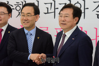 [포토] 주호영 원내대표 찾은 김기문 중기중앙회 회장