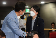 [포토] 악수 나누는 오세훈-배현진