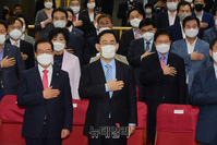 [포토] 국민의례하는 주호영 미래통합당 원내대표