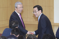 [포토] 인사 나누는 김종인-주호영
