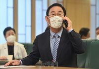 [포토] 통화하는 주호영 원내대표