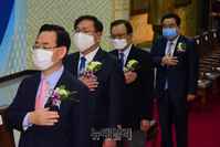 [포토] 국민의례하는 문희상 국회의장