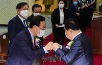 [포토] 인사 나누는 문희상-주호영