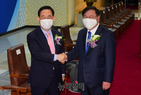 [포토] 국회 개원 기념식 악수 나누는 주호영-김태년