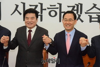 [포토] 합당선언 하는 주호영-원유철