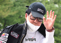 [포토] '그림 대작(代作)' 대법원 공개변론에 입장하는 조영남