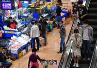 [포토] 확진자 방문에 긴장감 도는 노량진 수산시장