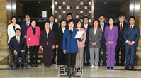 [포토] 미래한국당 당선인 기자회견, 결의문 낭독하는 조수진