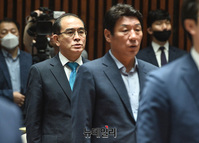 [포토] 애국가 제창하는 태영호 당선인