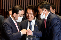 [포토] 인사나누는 주호영 원내대표