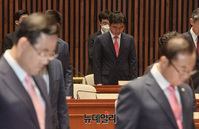 [포토] 묵념하는 지성호 당선자