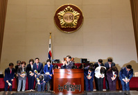 [포토] 미래한국당 당선인 환영하는 주호영 원내대표