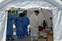 [포토] 서울 중구에 '임시 선별진료소' 설치, 분주한 의료진