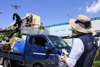 [포토] 드론 활용해 올림픽 조형물 세척하는 송파구청