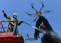[포토] 조형물 청소 작업에 투입된 드론