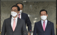 [포토] 원내대책회의 입장하는 '주호영-이종배'