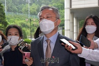 [포토] 조국 아들 '허위 인턴 증명서' 발급 혐의, 법정 나서는 최강욱 