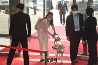 [포토] 21대 국회 첫 의총 입장하는 김예지 의원