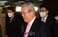 [포토] 의총장 향하는 김종인 통합당 비대위원장