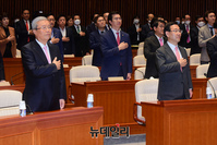 [포토] 국민의례하는 김종인-주호영