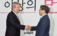 [포토] 손 맞잡은 '김종인-강기정'