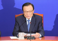 [포토] 정례기자간담회 갖는 이해찬 더불어민주당 대표