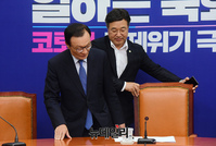 [포토] 기자간담회 참석하는 이해찬 대표