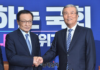 [포토] 32년 악연 '이해찬-김종인', 손 맞잡은 여·야 수장