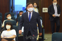 [포토] 코로나19 토론회 참석하는 김태년 원내대표