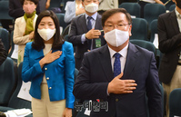 [포토] 국민의례 하는 김태년 민주당 원내대표