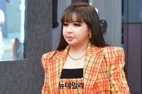 [포토] 가수 박봄 "대종상 영화제 축하무대 왔어요"