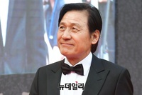 [포토] 멋지게 차려입은 배우 안성기 