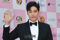 [포토] 멋진 수트핏 뽐내는 배우 성훈