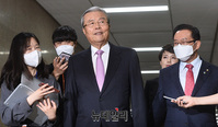 [포토] 미래통합당 비대위 입장하는 김종인