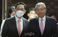 [포토] 제2차 의총 참석하는 '김종인-주호영'