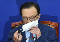 [포토] 마스크 벗는 이해찬 민주당 대표
