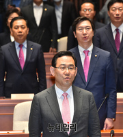 [포토] 국민의례하는 주호영 원내대표