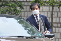 [포토] '유재수 감찰 무마' 혐의로 법정 출석하는 조국