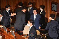 [포토] 축하받는 박병석 국회의장 당선자